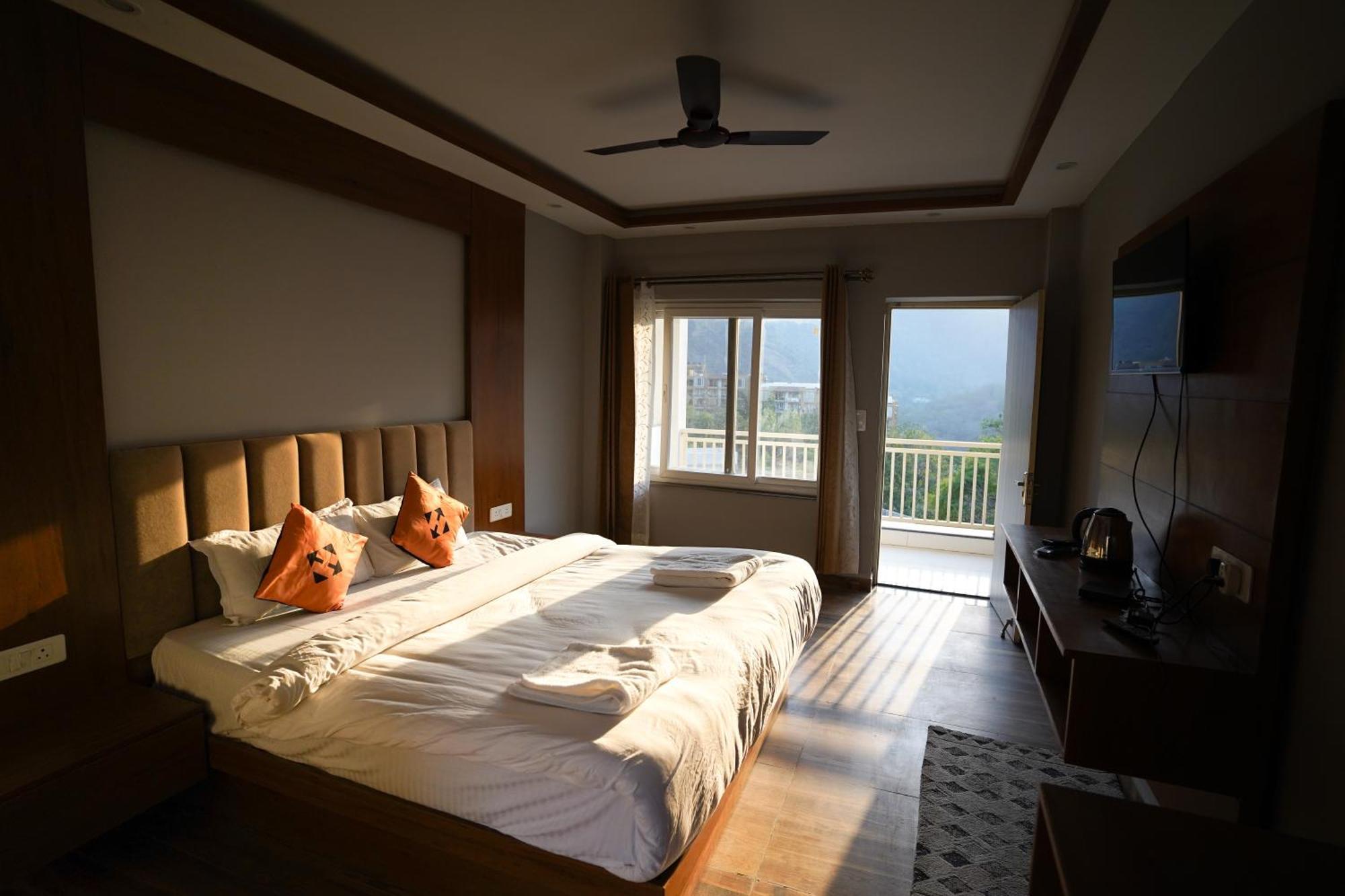 Hide-In Rishikesh, Laxman Jhula Hostel Bagian luar foto