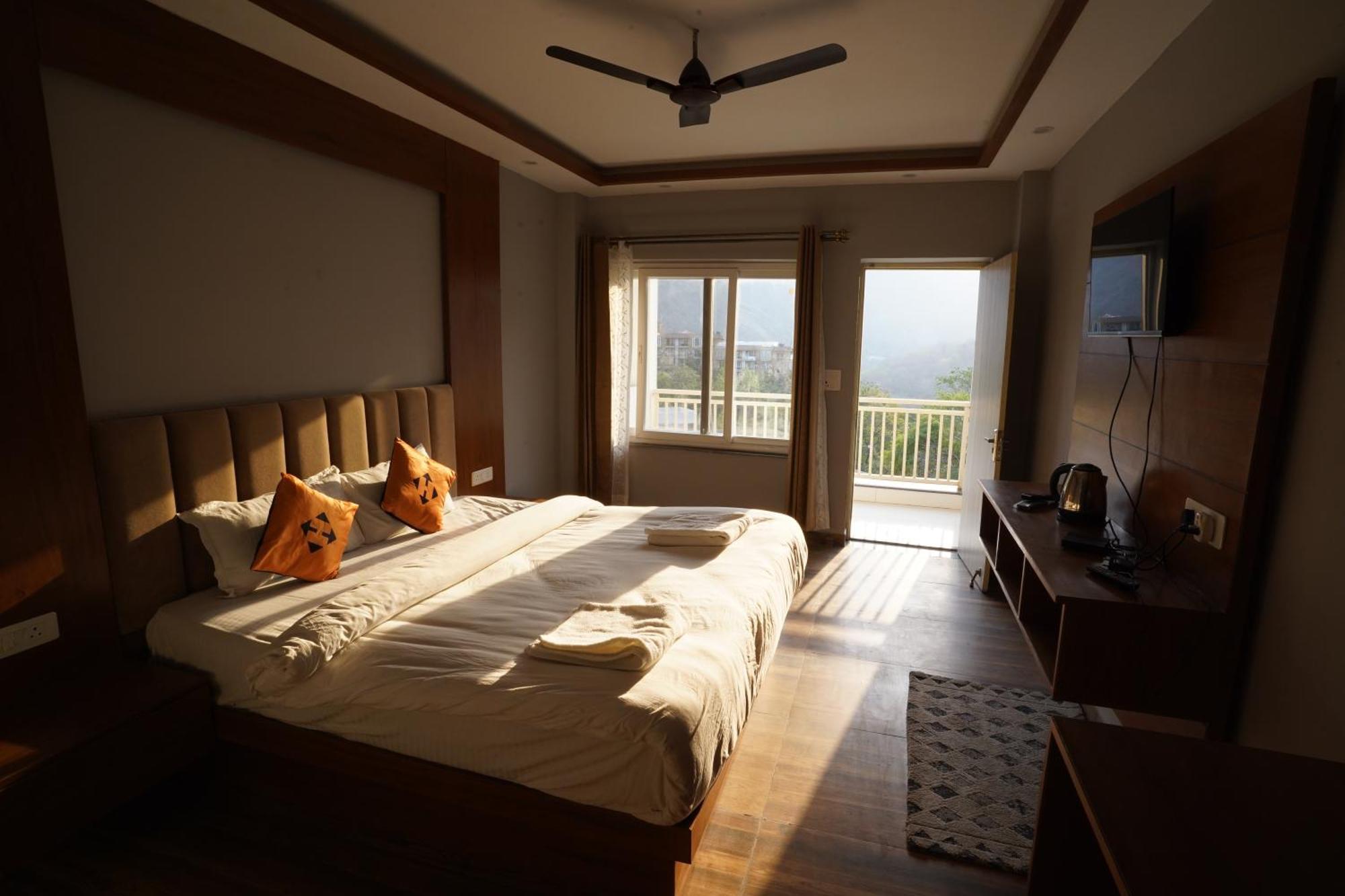 Hide-In Rishikesh, Laxman Jhula Hostel Bagian luar foto