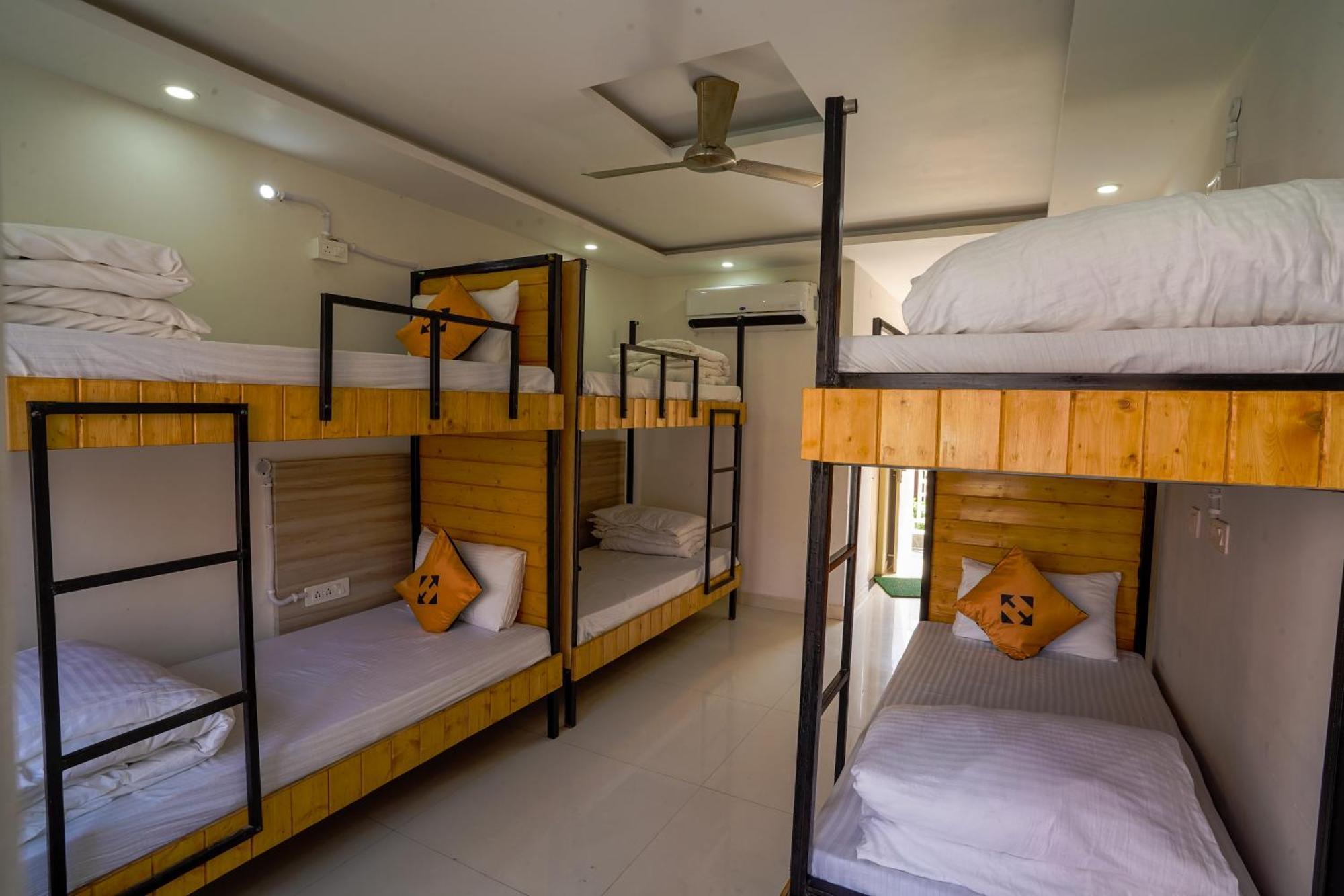 Hide-In Rishikesh, Laxman Jhula Hostel Bagian luar foto