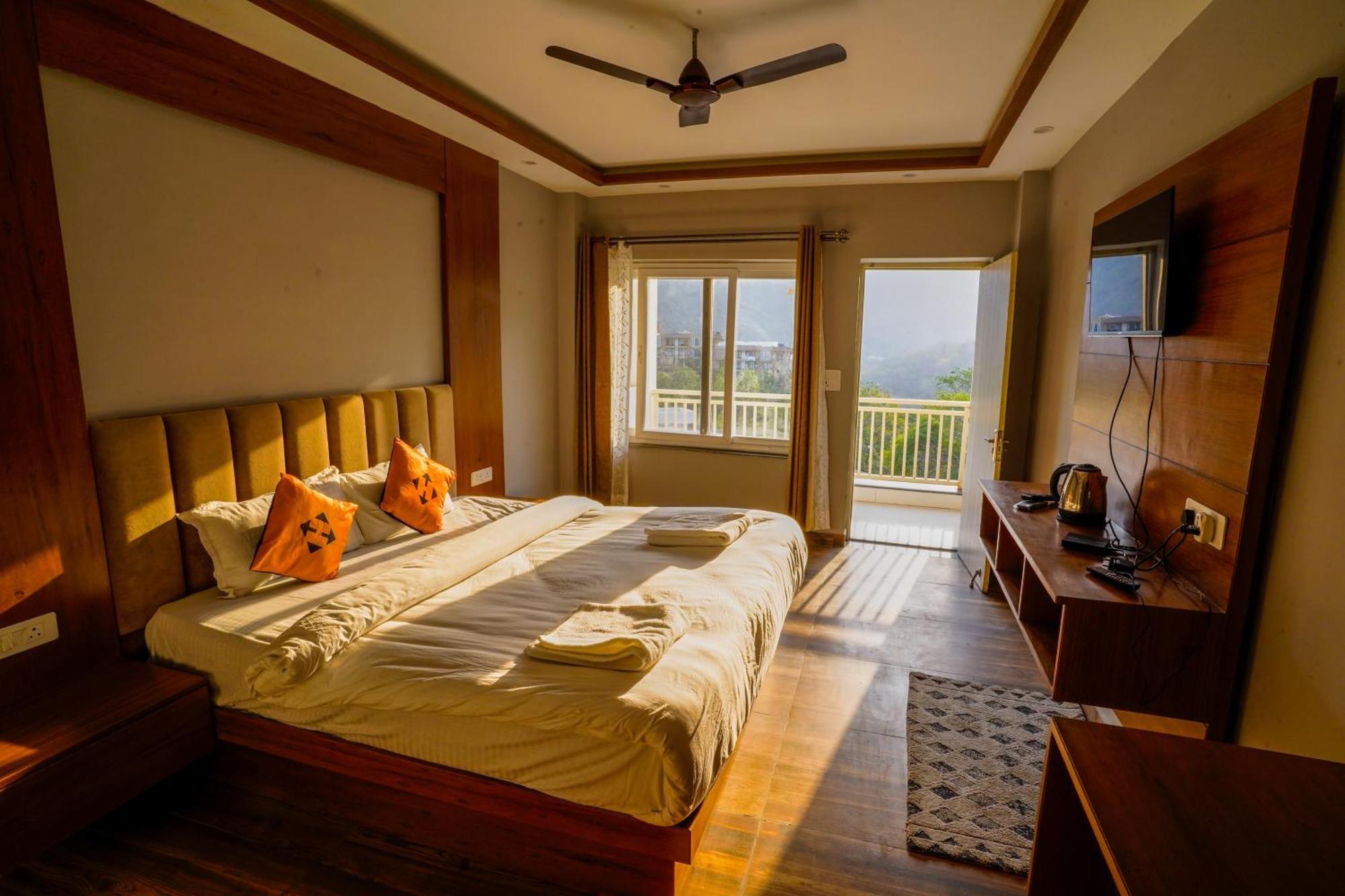 Hide-In Rishikesh, Laxman Jhula Hostel Bagian luar foto