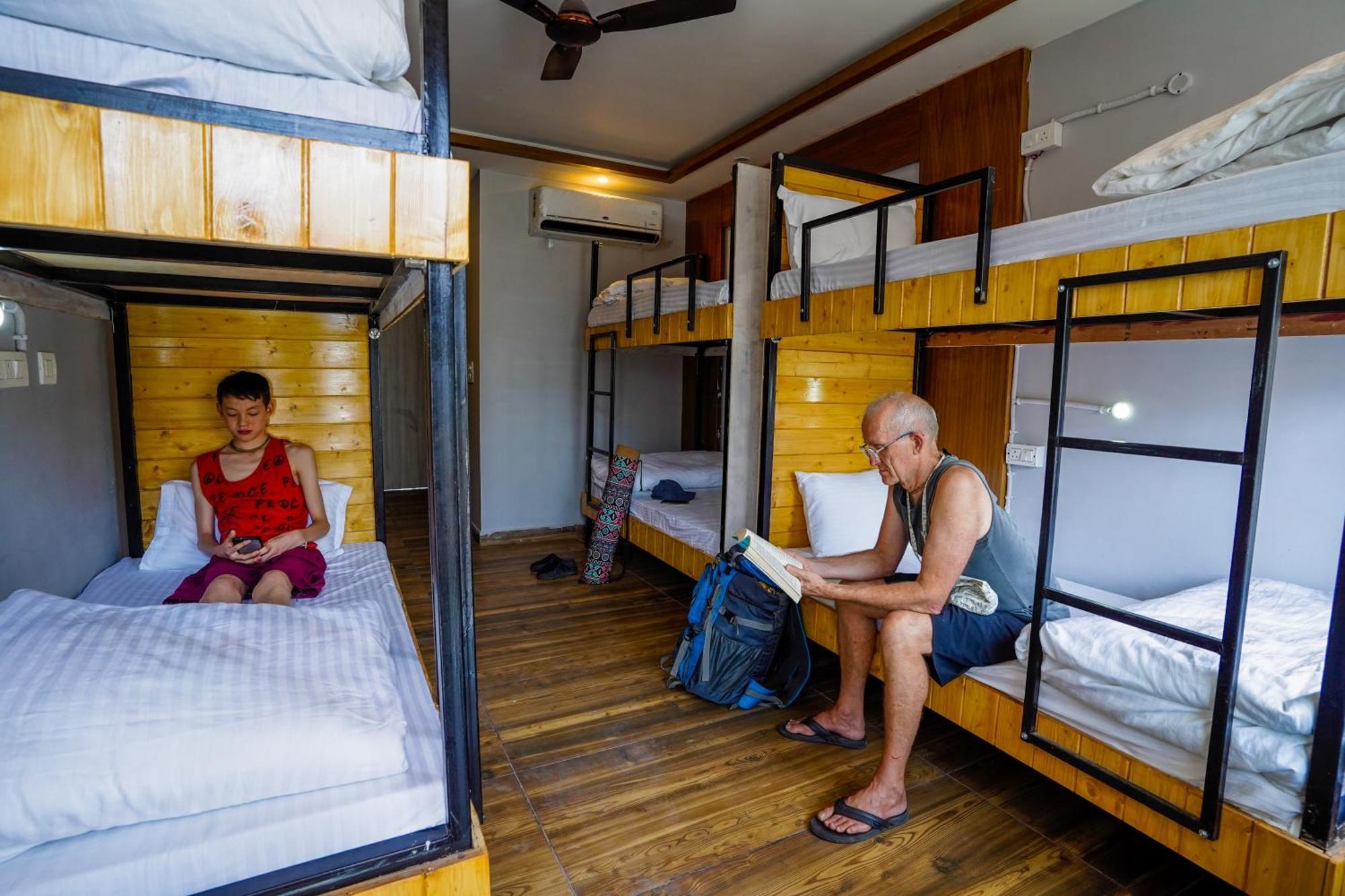 Hide-In Rishikesh, Laxman Jhula Hostel Bagian luar foto