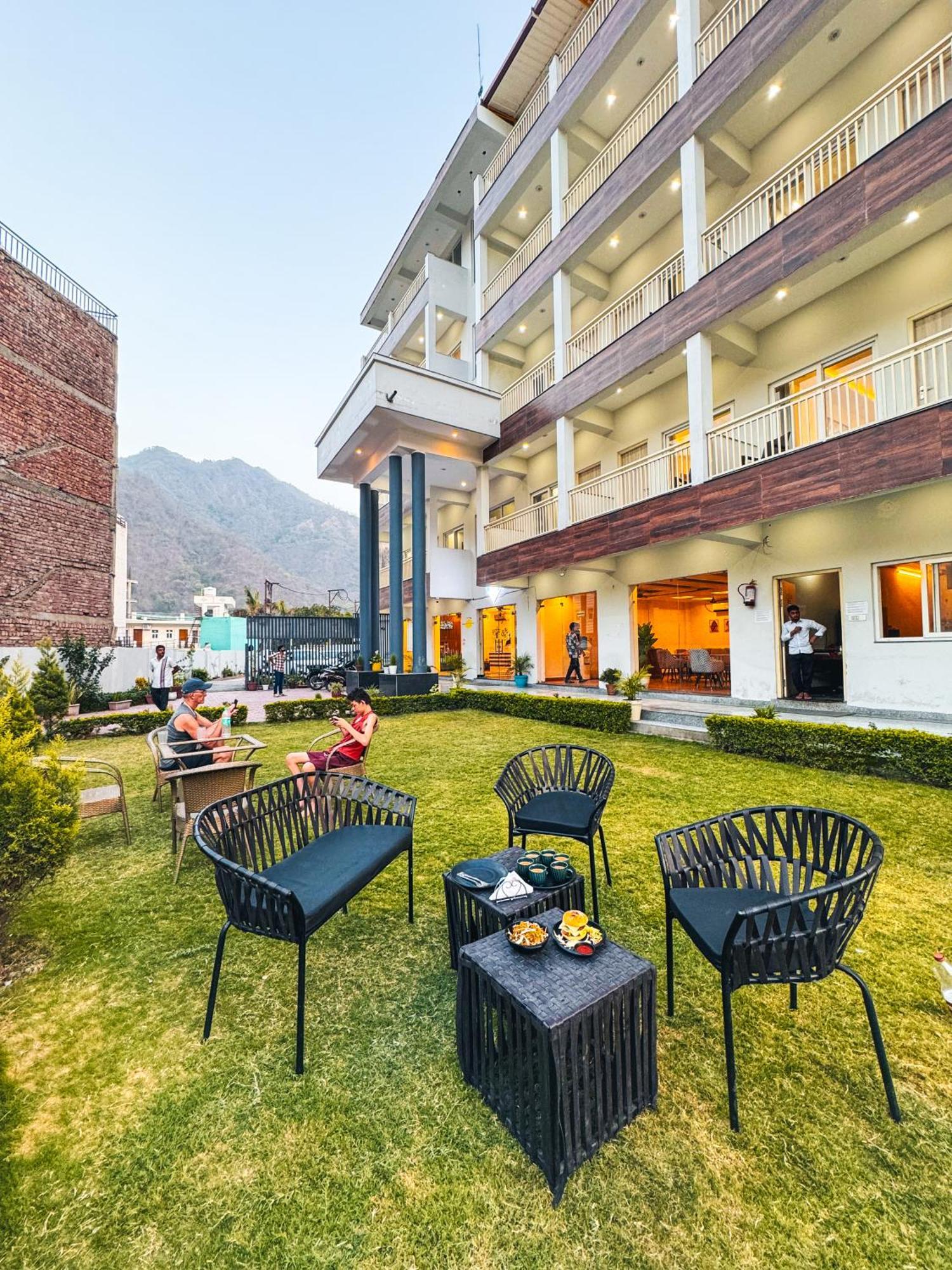 Hide-In Rishikesh, Laxman Jhula Hostel Bagian luar foto